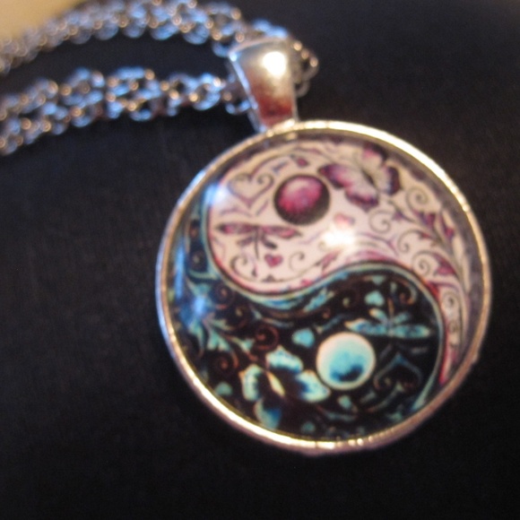 SALE!! yinyang shape cabochan glass necklace NWOT - Picture 5 of 8